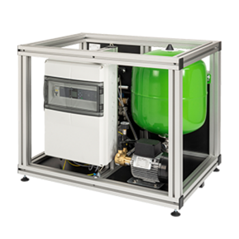 Ein grüner Druckbehälter steht in einem Metallrahmen neben einem weißen Schaltschrank.