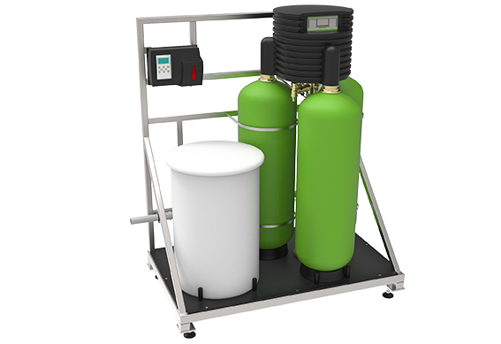 Ein Wasser-Enthärtungsanlage mit drei grünen Zylindern steht auf einem Metallgestell neben einem weißen Behälter und einer angebrachten Steuerungseinheit.