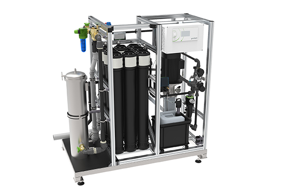 Wasseraufbereitungsanlage steht in einem Metallrahmen mit mehreren Zylindern und Leitungen, umgeben von technischen Komponenten und einer Steuerungseinheit.